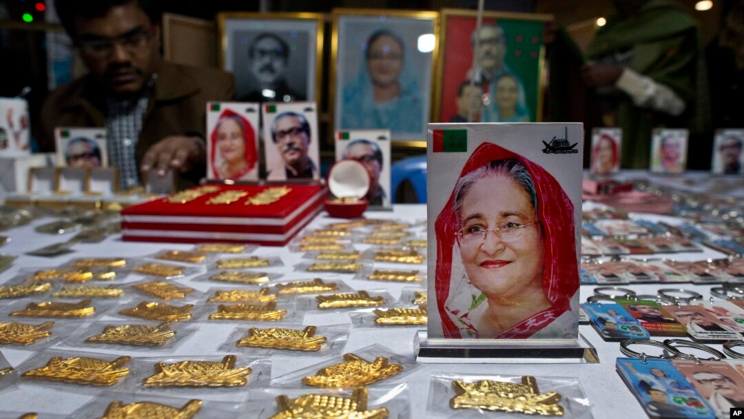 Cinderamata dengan gambar PM Bangladesh, Sheikh Hasina, depan, serta cinderamata lainnya dipajang di kios-kios pinggir jalan dalam menyongsong pemilu di Dhaka, Bangladesh, Jumat, 28 Desember 2018 (foto: AP Photo/Anupam Nath)
