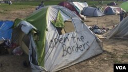 Many of the tens of thousands of refugees in Idomeni, Greece, have been camping by the border for more than a month, and still hope to pass through Macedonia into Western Europe, March 30, 2016. (H. Murdock/VOA)