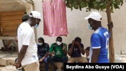 Les jeunes des ASC de Grand-Yoff sensibilisent les populations, à Dakar, le 29 juillet 2020. (VOA/Seydina Aba Gueye)