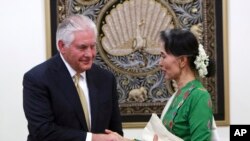 Pemimpin Myanmar Aung San Suu Kyi (kanan) berjabat tangan dengan Menlu AS Rex Tillerson seusai konferensi pers di kantor Kementerian Luar Negeri di Naypyitaw, Myanmar, Rabu, 15 November 2017. (Foto AP / Aung Shine Oo)