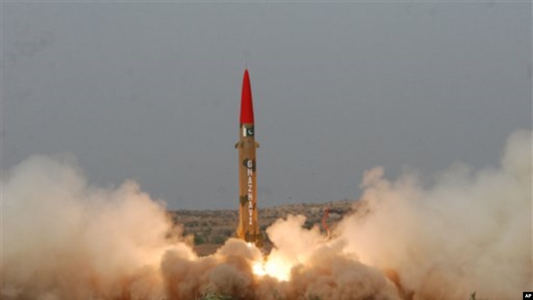 Militer Pakistan berhasil melakukan uji coba misil balistik jarak pendek, Ghaznavi, bulan Mei yang lalu (Foto: dok). Militer Pakistan mengulang keberhasilan uji coba misil, kali ini untuk jenis jarak menengah, Hatf V atau Ghauri, Rabu (28/11).