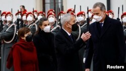 Presiden Austria Alexander Van der Bellen dan ibu negara Doris Schmidauer menyambut Raja Spanyol Felipe dan Ratu Letizia di Wina, Austria 31 Januari 2022. (REUTERS/Leonhard Foeger)