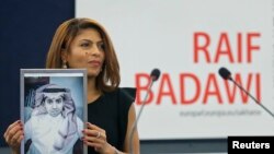 Ensaf Haidar, femme de Raif Badawi, reçoit le prix Sakharov en son nom le 16 décembre 2015. ( REUTERS/Vincent Kessler)