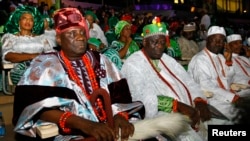 L'Oba de Lagos, Rilwan Babatunde Osuolale Aremu Akiolu (devant à gauche) est assis avec ses chefs traditionnels lors d'un concert et d'un feu d'artifice à l’occasion de la célébration du centenaire du Nigeria au stade national d’Abuja, Nigeria, 27 février 2014