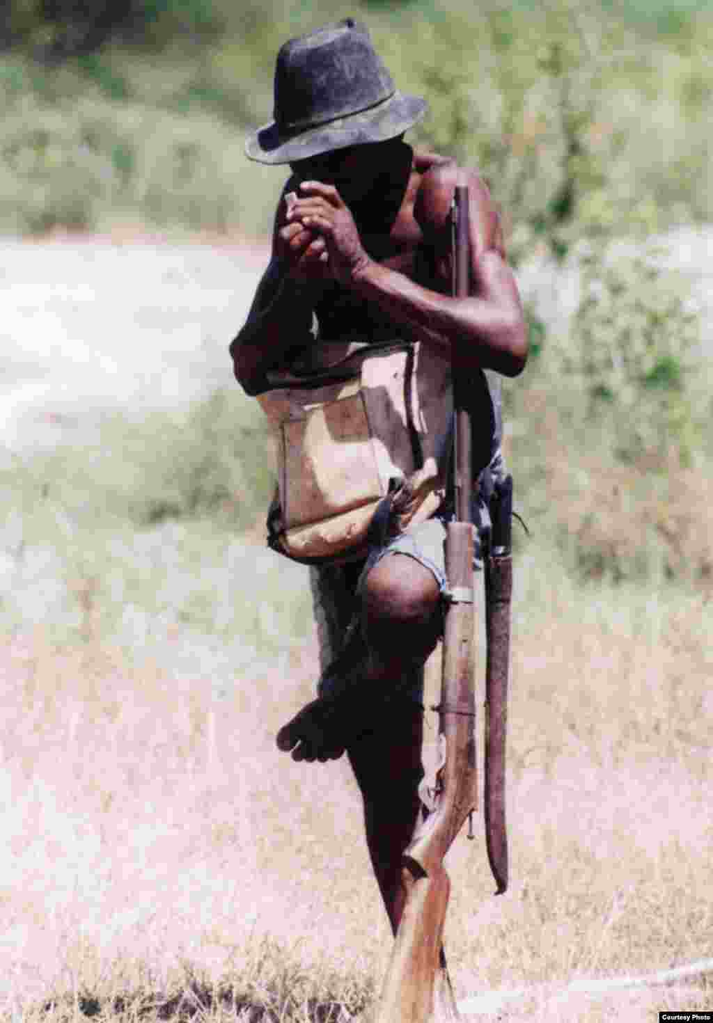 This subsistence hunter in the dry forests of the Northeastern Atlantic Forest is looking for mammals like monkeys and large rodents for food. (Credit: Carlos Guidorizzi)