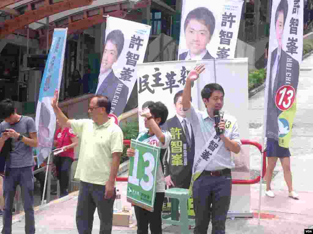 港岛区民主党候选人许智峯中午在西营盘正街拉票 (美国之音海彦拍摄)