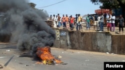 Anti-government protesters set fire during clashes with Guinea security forces in Conakry, Feb. 27, 2013.