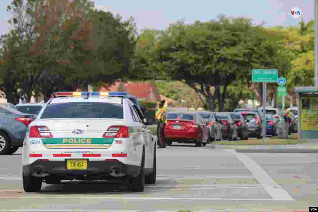 Una larga fila de autos se extendía la mañana del jueves desde la conocida Coral Way en el suroeste de Miami-Dade para poder entrar a la feria de la Juventud, donde la organización Feeding South Florida distribuyó alimentos a personas necesitadas durante la crisis de COVID-19. [Foto: Luis F. Rojas/Voa Noticias].