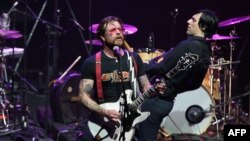 Jesse Hughes, le chanteur du groupe américain Eagles of Death Metal, à l'Olympia le 16 février 2016. (AFP PHOTO / JOEL SAGET) 