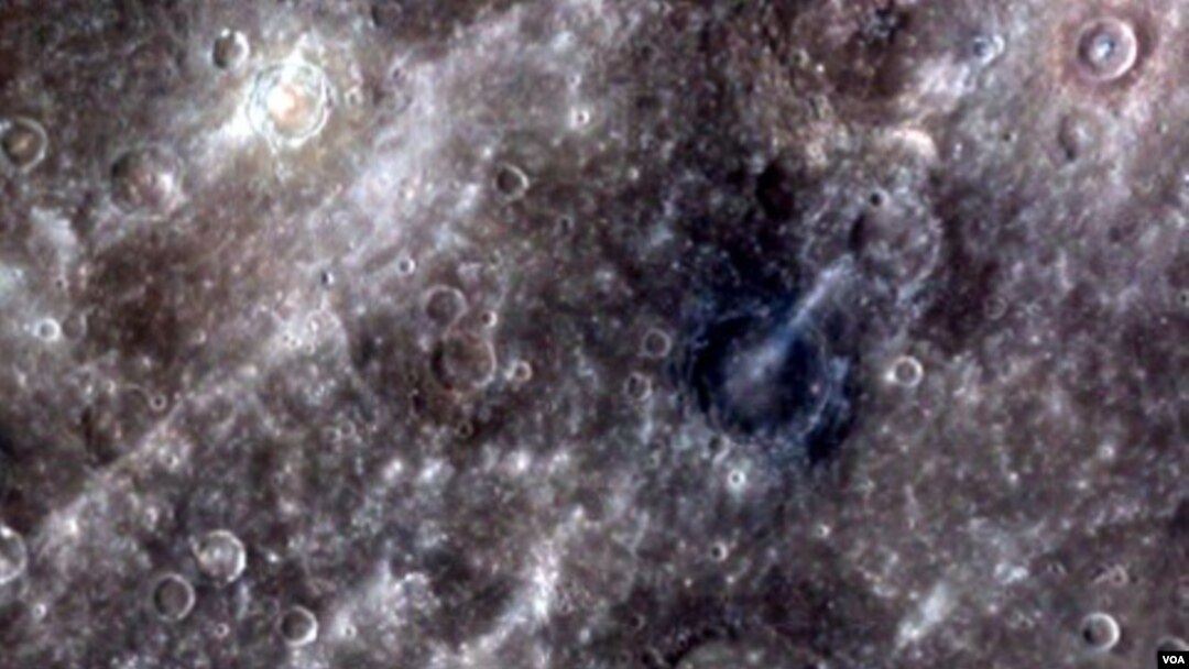 Gambar yang dikirimkan pesawat antariksa Messenger mengenai permukaan planet Mercurius yang berkawah (29/3).