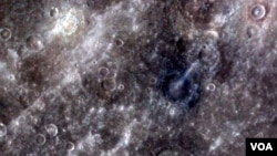 Gambar yang dikirimkan pesawat antariksa Messenger mengenai permukaan planet Mercurius yang berkawah (29/3).