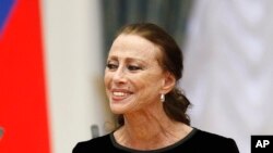Balerina terkenal Rusia Maya Plisetskaya tersenyum dalam sebuah upacara kenegaraan di Kremlin, Moskow, Rusia, 31 Oktober 2011.  Plisetskaya meninggal hari Sabtu, 2 Mei 2015 karena serangan jantung. (AP)