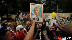 ຊາວອາຟຣິກາໃຕ້ ສືບຕໍ່ໄວ້ອາໄລແກ່ ທ່ານ Nelson Mandela