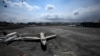 Tres aeronaves cubiertas de ceniza permanecen en la pista del aeropuerto internacional La Aurora, luego de que las autoridades suspendieran sus operaciones por la caída de ceniza de la constante actividad eruptiva del volcán Pacaya. Marzo 23 de 2021.