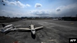 Tres aeronaves cubiertas de ceniza permanecen en la pista del aeropuerto internacional La Aurora, luego de que las autoridades suspendieran sus operaciones por la caída de ceniza de la constante actividad eruptiva del volcán Pacaya. Marzo 23 de 2021.