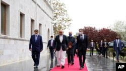 U.S. Secretary of State Antony Blinken, center right, walks with Afghanistan's Foreign Minister Mohammad Haneef Atmar, center left, at the presidential palace in Kabul, Afghanistan, April 51, 2021. 