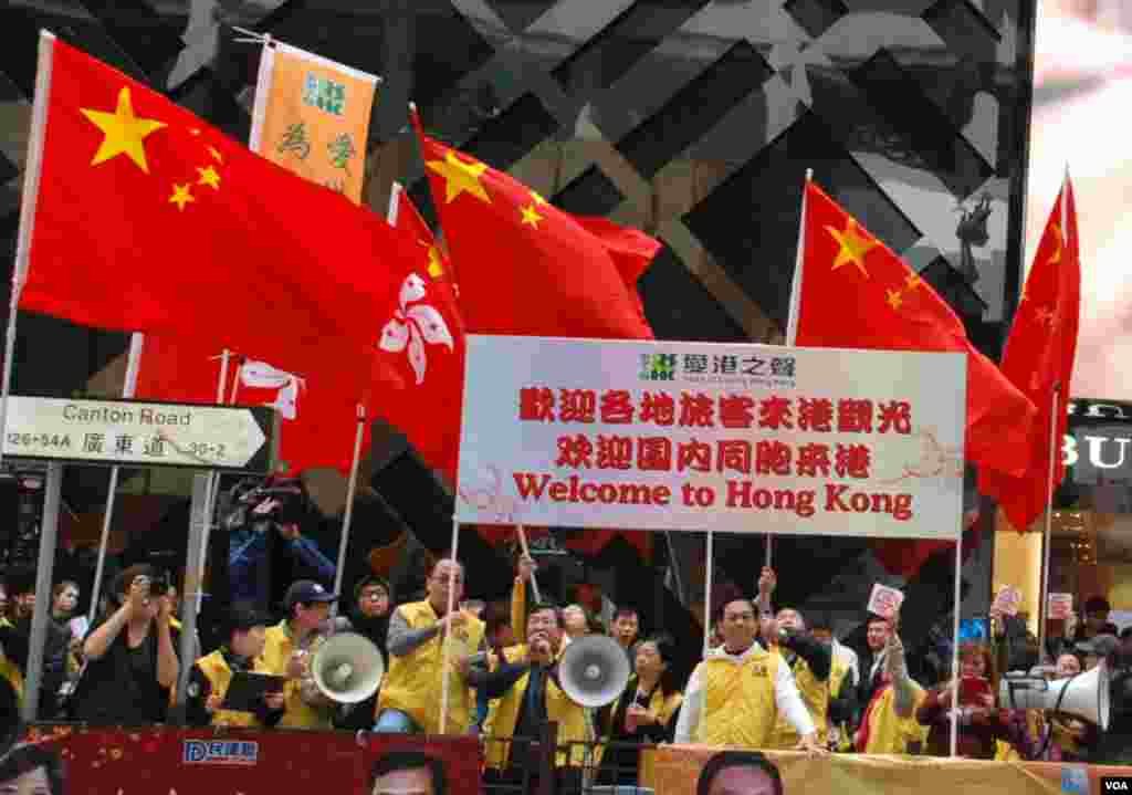 親建制團體愛港之聲在廣東道擺設街站歡迎大陸自由行遊客