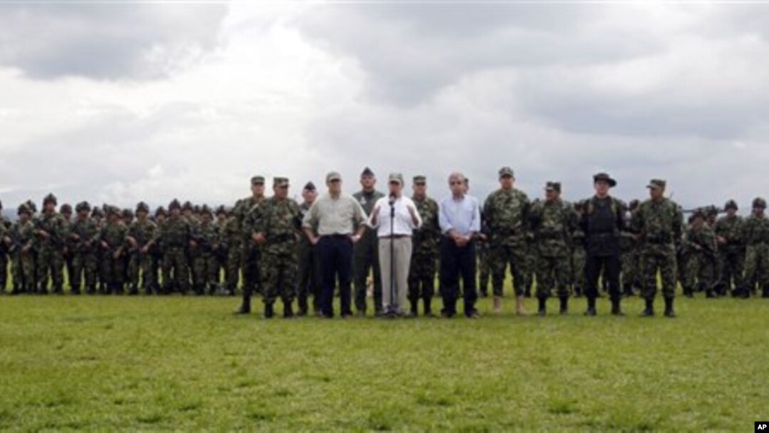 Presiden Kolombia Juan Manuel Santos (tengah) didampingi Menteri Pertahanan Juan Carloz Pinso, berada diantara para tentara di basis militer Kolombia, Popayan (Foto: dok). 