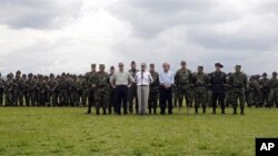 Presiden Kolombia Juan Manuel Santos (tengah) didampingi Menteri Pertahanan Juan Carloz Pinso, berada diantara para tentara di basis militer Kolombia, Popayan (Foto: dok). 