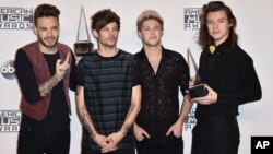 Liam Payne, dari kiri, Louis Tomlinson, Niall Horan dan Harry Styles, anggota One Direction berpose dengan penghargaan artis terbaik di Microsoft Theater pada 22 November 2015, di Los Angeles.