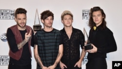 Desde la izquierda, Liam Payne, Louis Tomlinson, Niall Horan y Harry Styles, miembros de la banda británica One Direction posan con el premio Artista del año en los American Music Awards, el 22 de noviembre, en Los Angeles.