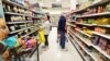 ARCHIVO - Personas compran en la sección de alimentos de una tienda minorista en Rosemead, California, el 19 de enero de 2024. 