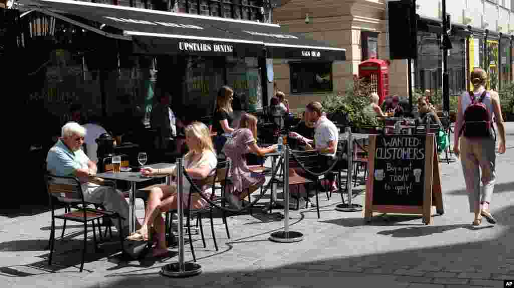 نمایی از یک رستوران در مرکز لندن. هوای خوب و حضور مردم موجب شده رستوران‌ها که در دوران کرونا ضرر کردند، حال کمی سود داشته باشند. 