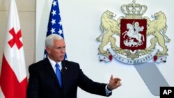 El vicepresidente de EE.UU., Mike Pence, habló durante una conferencia de prensa en Tbilisi, Georgia, el martes, 1 de agosto de 2017. 