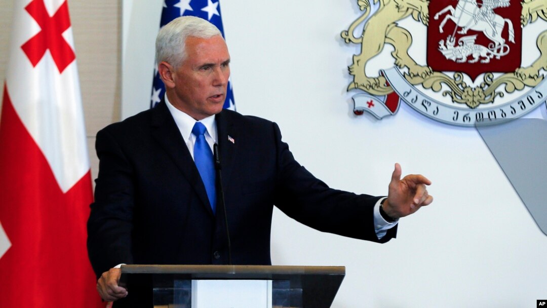 Wakil Presiden Amerika Mike Pence berbicara dalam konferensi pers di Tbilisi, Georgia, Selasa (1/8). 
