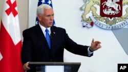 Wakil Presiden Amerika Mike Pence berbicara dalam konferensi pers di Tbilisi, Georgia, Selasa (1/8). 