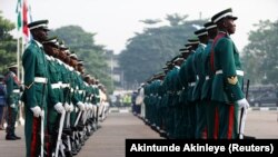 Des soldats défilent lors d'une cérémonie marquant le jour du souvenir de l'armée à Lagos, au Nigeria, le 15 janvier 2017.