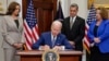 Presiden Joe Biden menandatangani perintah eksekutif tentang akses aborsi di Ruang Roosevelt Gedung Putih, Jumat, 8 Juli 2022, di Washington. (Foto: AP/Evan Vucci)