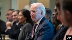 Presiden AS Joe Biden tampak mendengarkan pertanyaan yang diajukan oleh wartawan dalam pertemuan kabinet di Gedung Putih, Washington, pada 6 September 2022. (Foto: AP/Evan Vucci) 