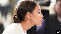 La Representante Alexandria Ocasio-Cortez, D-N.Y., llega al Capitolio, en Washington, D.C., para escuchar el discurso sobre el Estado de la Nación que el presidente Trump pronunció el 5 de febrero de 2019. (AP foto/Carolyn Kaster).