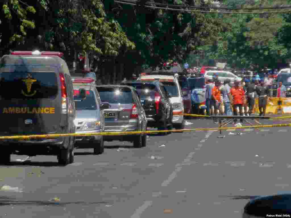 Belasan ambulan bersiap mengangkut korban yang ada di Gereja Santa Maria Tak Bercela, Ngagel, Surabaya (foto: VOA/Petrus Riski)