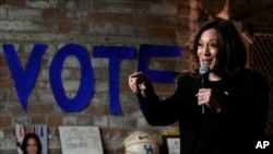 La candidata presidencial demócrata, la vicepresidenta Kamala Harris, habla durante una parada en Cred Cafe, una pequeña empresa local de Detroit propiedad de los exjugadores de la NBA Joe y Jamal Crawford, en Detroit, el 15 de octubre de 2024.