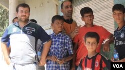 Mohammad Najim, center, asks locals and passers-by for help in the hours after his wife and daughter were lost in the mayhem of hundreds of fleeing families under attack in Mosul, Iraq, June 1, 2017. (H. Murdock/VOA)