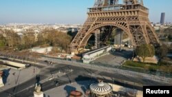 Vista aérea que muestra a la Torre Eiffel desierta en París, Francia, durante el encierro por causa del coronavirus. Foto de Archivo, Abril 2020.