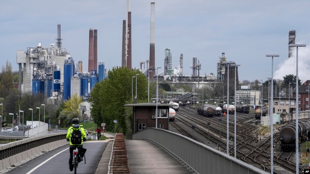 Pabrik kimia dan kilang terlihat di Wesseling, dekat Cologne, Jerman (foto: dok). Ekonomi Jerman mengalami penyusutan 0,2% pada kuartal ke-4 2022. 