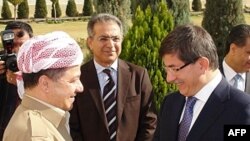 Di vê wêneya arşîvê de Serokwezîrê Tirkîyî Davutoglu û Serokê Herêma Kurdistanê Barzanî xuya dibin