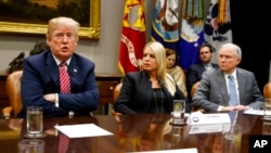 El presidente Donald Trump en la Casa Blanca discute con funcionarios estatales y locales la seguridad en las escuelas. A la derecha de Trump, Pam Boni, fiscal general de Florida y Jeff Sessions, fiscal general de EE.UU. Jueves 22 de febrero de 2018.