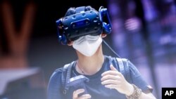 Un visitante prueba un dispositivo de realidad virtual en la convención Mobile World Congress de Barcelona el 28 de junio de 2021.