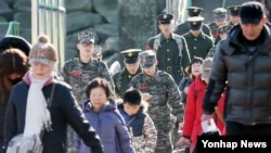 한국 군이 북한의 4차 핵실험에 대한 대응으로 최전방 부대에서 대북 확성기 방송을 시행한 8일 인천항 연안여객터미널에서 휴가를 마친 해병들이 연평도행 여객선에 오르고 있다.