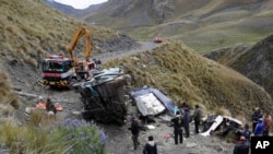 ARCHIVO. Varias personas se encuentran junto a los restos de un autobús que se estrelló en las afueras de La Paz, Bolivia, el 31 de enero de 2020. 14 personas murieron y varias resultaron heridas después de que el autobús se salió de una carretera y cayó por un barranco. AP