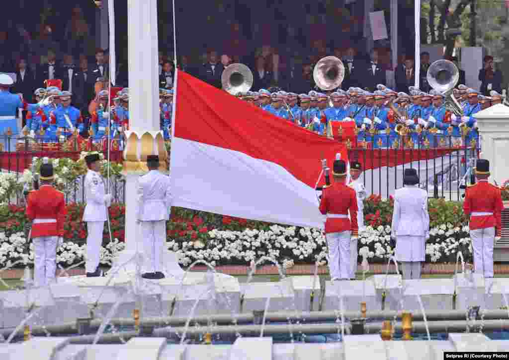 Pasukan Pengibar Bendera bersiap mengibarkan bendera merah putih menandai puncak perayaan 17 Agustus di Istana Merdeka Jakarta.&nbsp; Fariza Putri Salsabila dari Jawa Timur, Rahmat Hersa Widiatmoko dari Kalimantan Barat, Rianto Fajriansyah dari Bengkulu dan Agus Putra Pratama Yudha dari NTB mewakili tim Paskibra untuk mengibarkan bendera, Jakarta, 17 Agustus 2017.