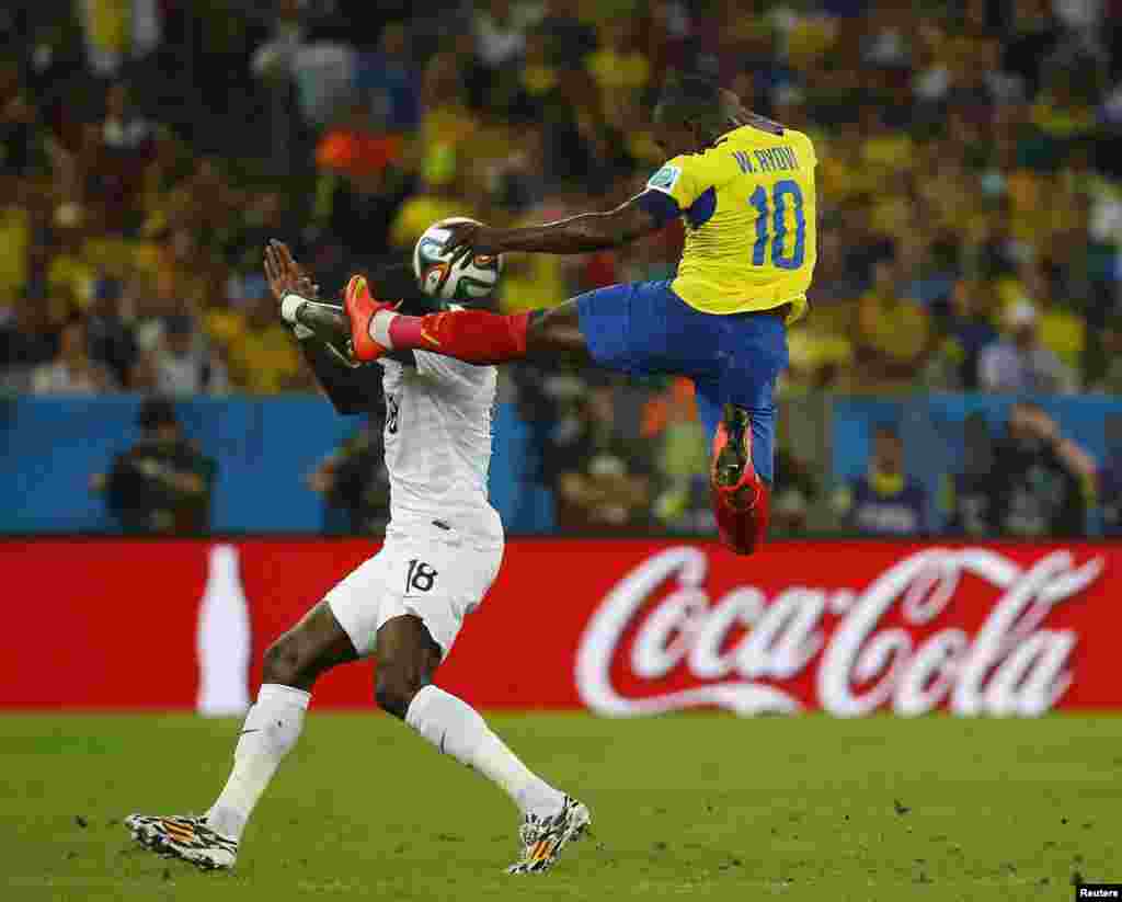 اکویڈور کے کھلاڑی آیووی فرانس کے خلاف ایکشن میں