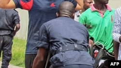 Policiers fouillant des passants à Brazzaville, le 4 avril 2016.