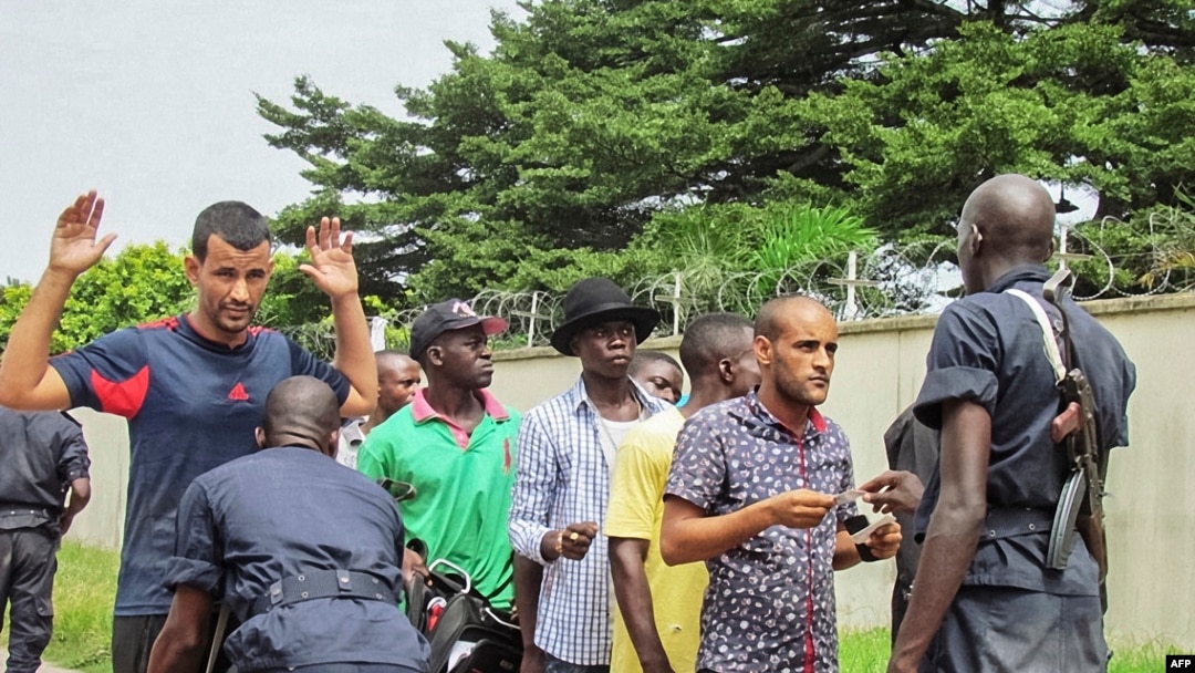 Des policiers fouillent des passant à Brazzaville, 4 avril 2016.