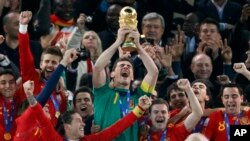 Le gardien d'Espagne, Iker Casillas, soulève le trophée de la Coupe du monde avec ses'co-équipiers à Johannesburg, Afrique du Sud, 27 mai 2014. 