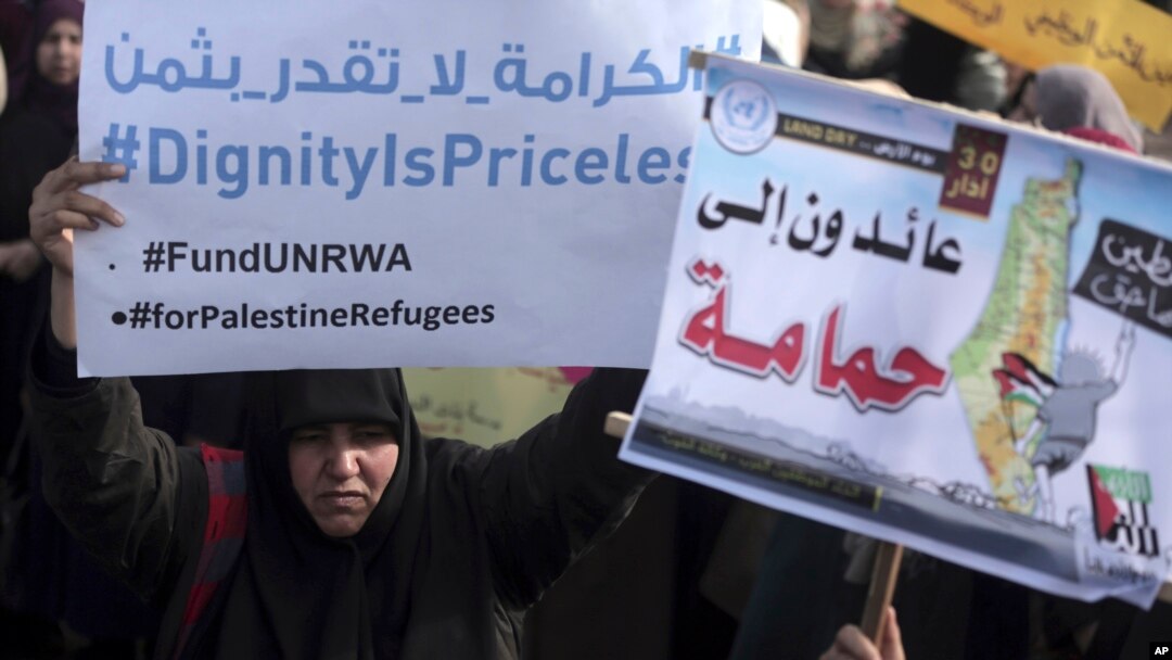 Thousands of employees of the U.N agency for Palestinian refugees demonstrate in support of their organization following U.S. funding cuts in Gaza City, Jan. 29, 2018. 